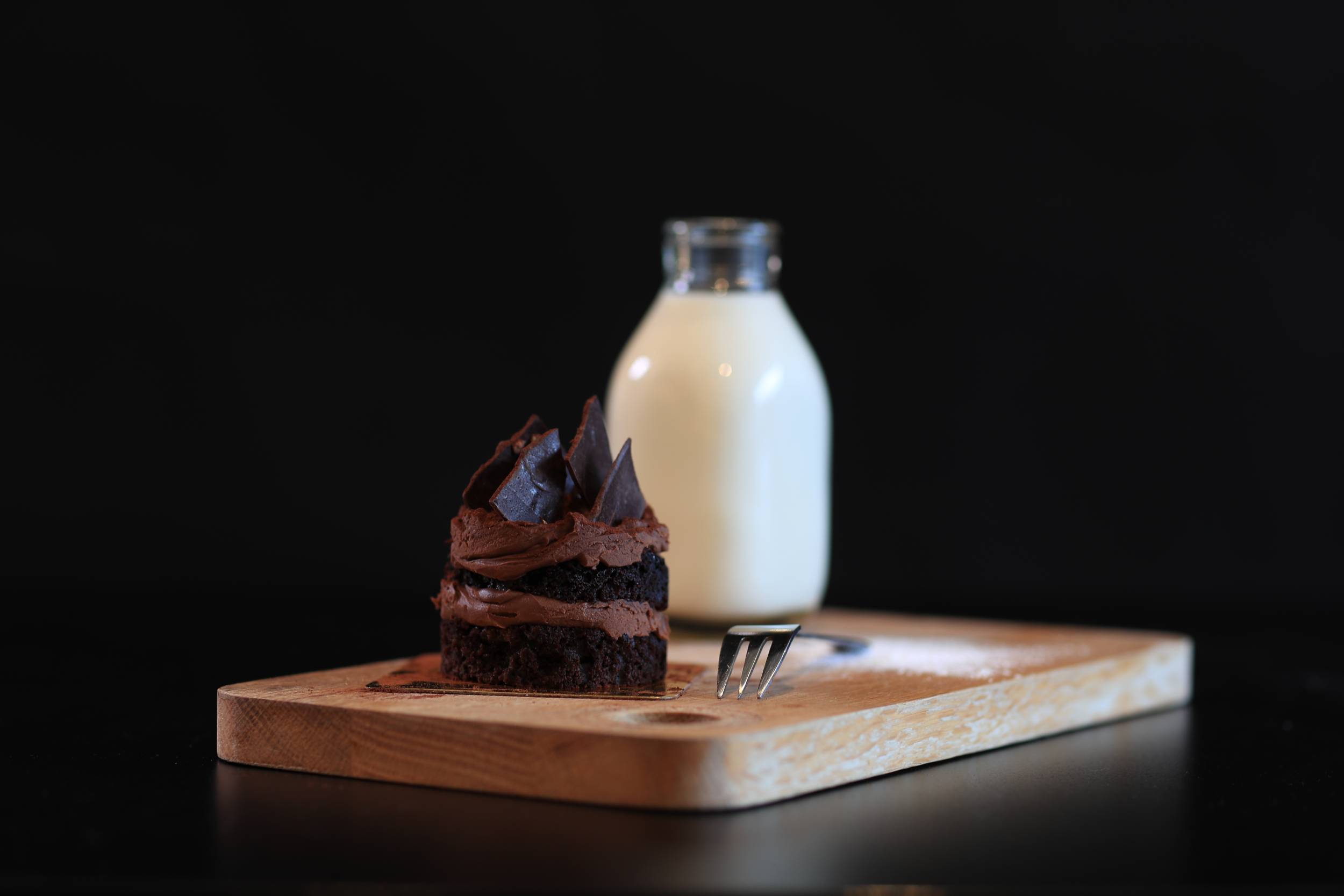 milk and chocolate cake - solving common lighting issues