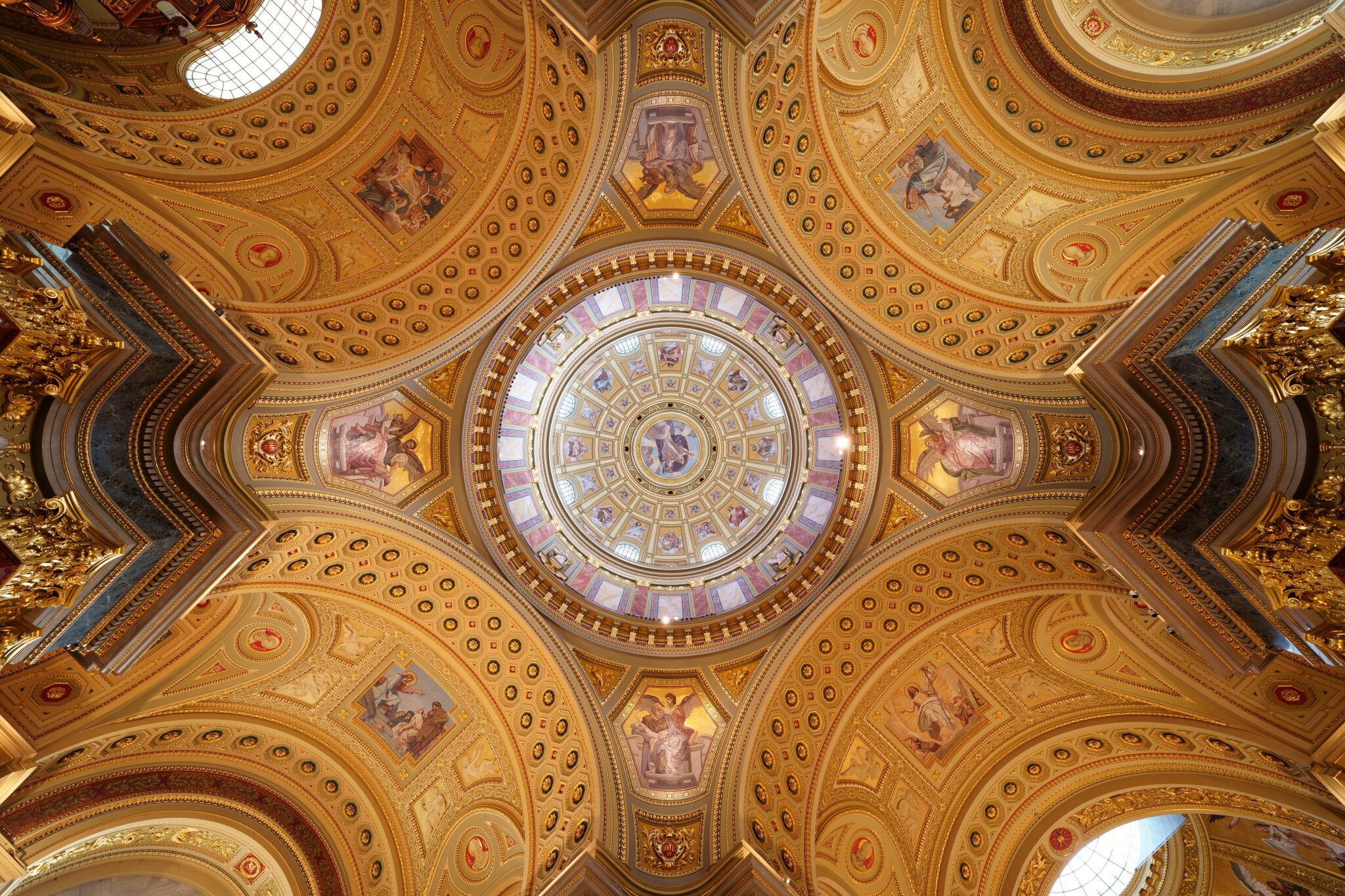 Ornate dome and vaulted ceilings of Stephen’s Basilica in Budapest, photographed with the Sony a7R IV camera