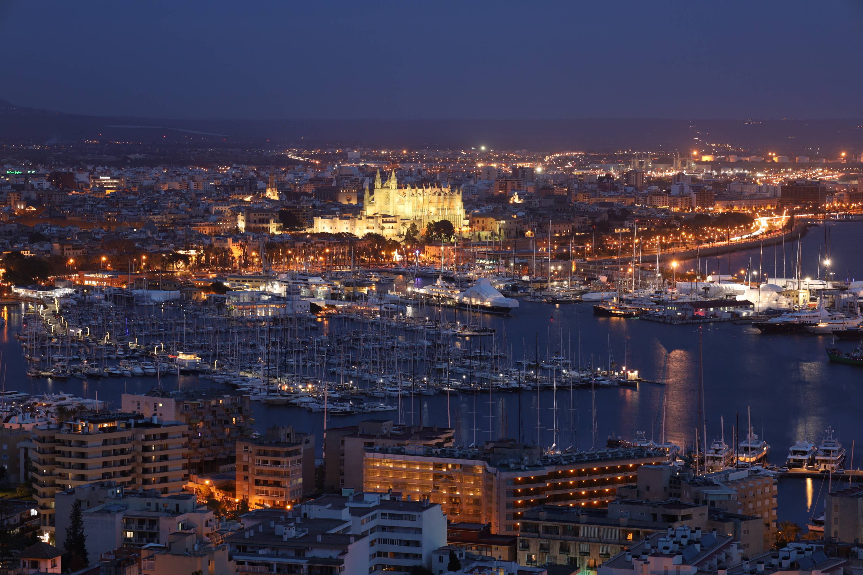 Cityscape and marina at twilight, shot with the Canon RF 24-105mm f/4-7.1 IS STM lens