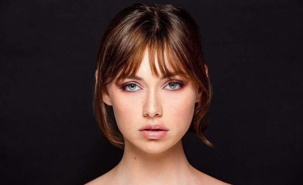 Portrait of a red-head woman, example of clamshell lighting setup