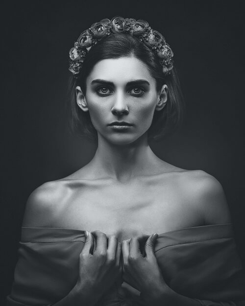 Portrait of a woman with rose headpiece, example of butterfly lighting setup