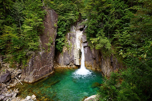 Ushigataki Falls in Kakizore Gorge, Japan, surrounded by trees, photographed with the Tamron 20mm f2.8 macro lens for Sony