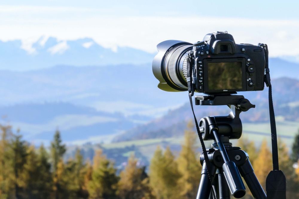 black-dslr-camera-mounted-on-black-tripod