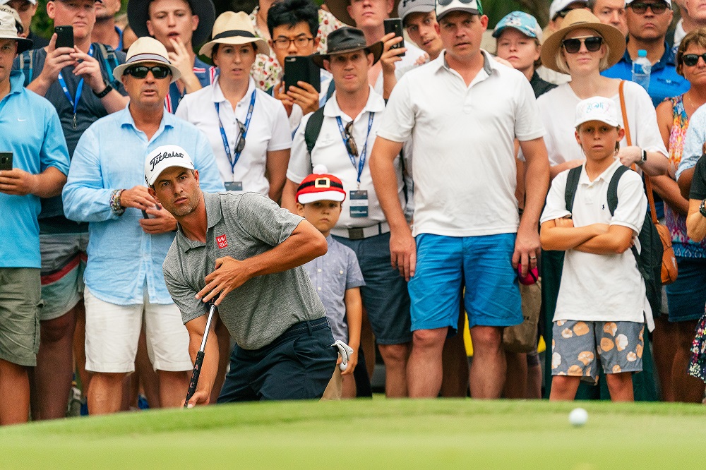 Crowd of people watching a golfer play, taken by Kurt Thomson.