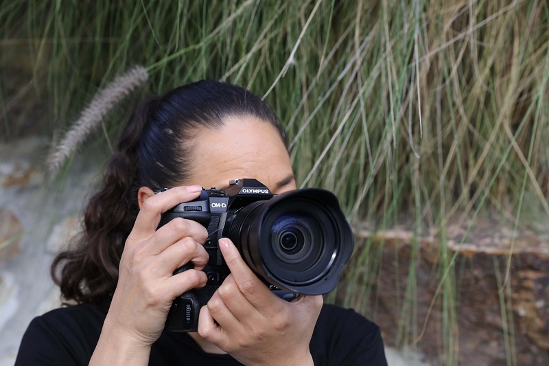 photographer using the back button focus of olympus omd