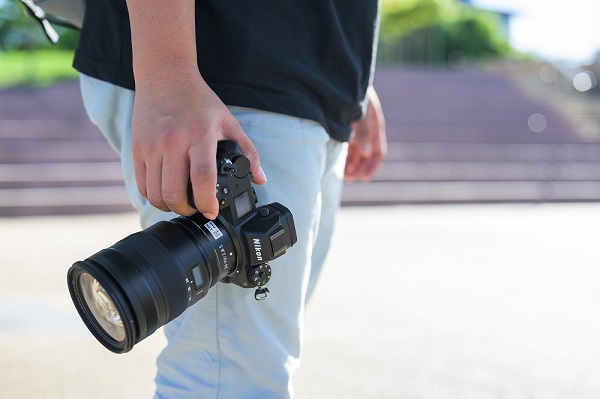 photographer holding dslr