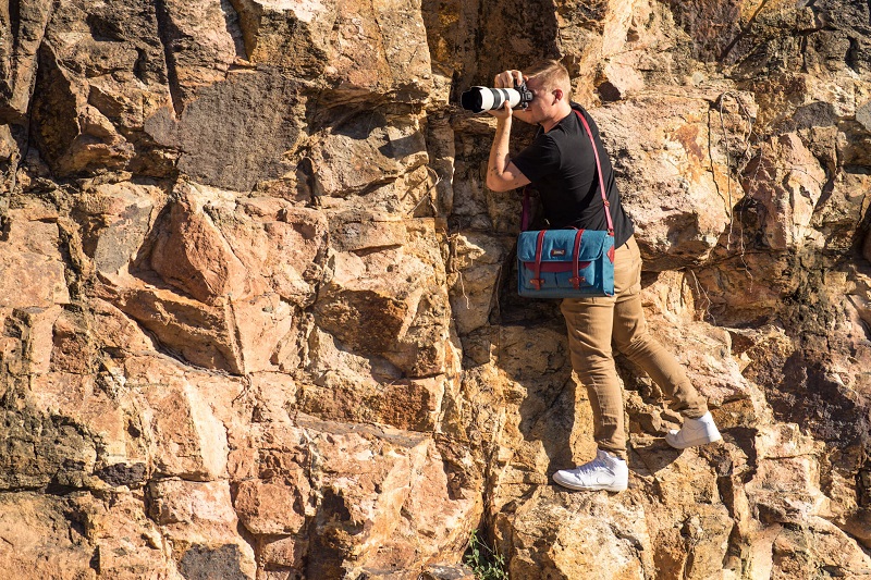 photographer using manfrotto national geographic bag