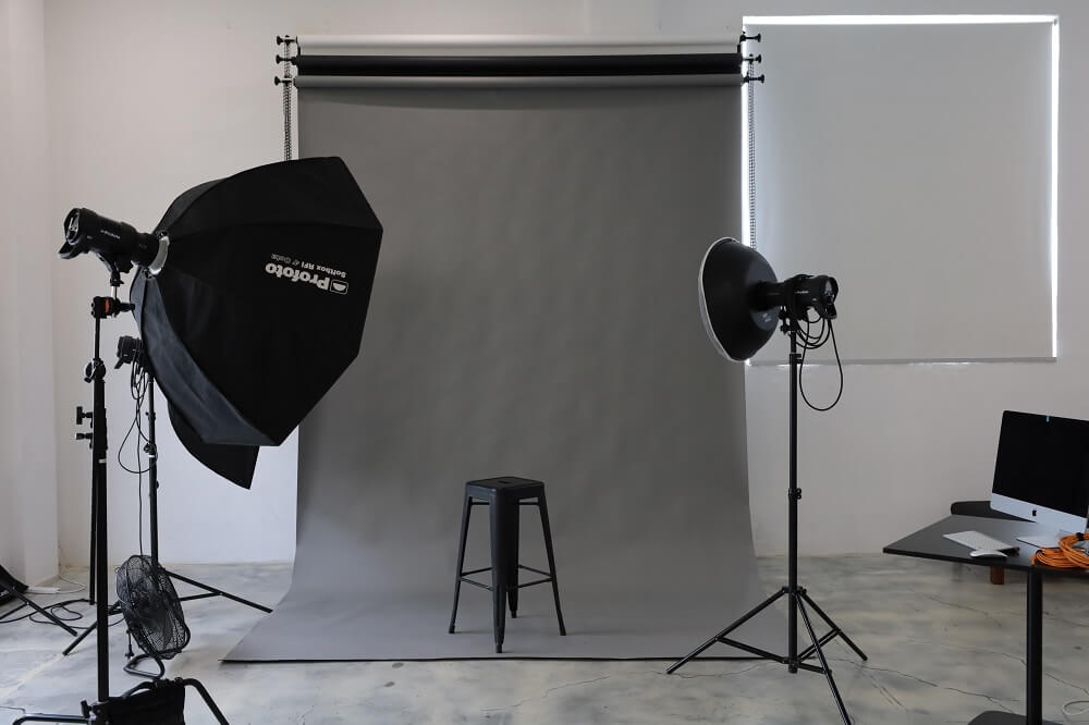 Various lights for product photography inside a studio