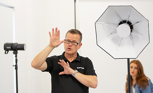 camerapro expert talking about studio lights